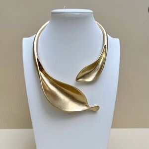 NWT ⚜️👑⚜️ PIPER K Gorgeous Gold Toned Leaf Inspired Hinge Necklace